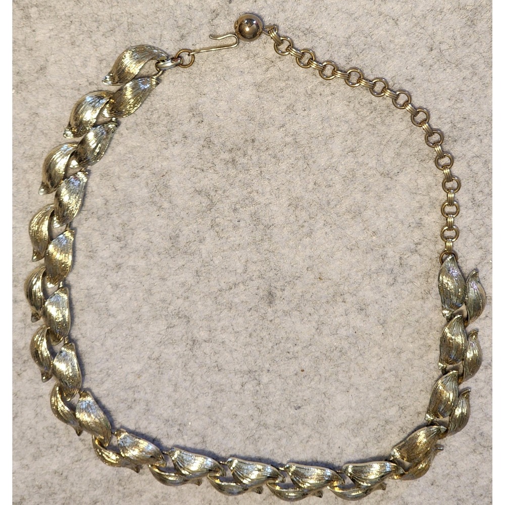 Vintage Lisner Gold Tone Leaf Link Choker Necklace Shepherd Hook Closure READ - Picture 9 of 9